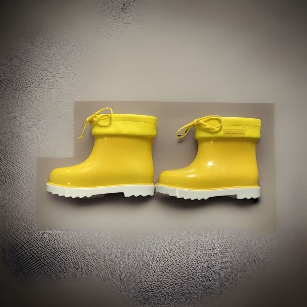 Mini Melissa Yellow Rain Boot Size  8  NEW